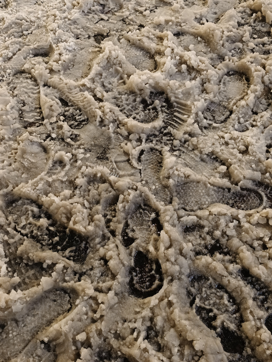 Слякоть пол ногами на Невском проспекте. Фото автора.                                                                              