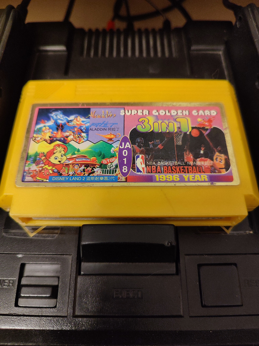 Фото сделаны мной. На фото игра сборник с играми 3в1: "Аладдин", "Диснейленд 2", "Лучший баскетбол". Фото демонстрирует общий визуальный вид картриджа. Подробнее об этом рассказано в статье. Все материалы принадлежат правообладателям и размещены исключительно в информационных целях.