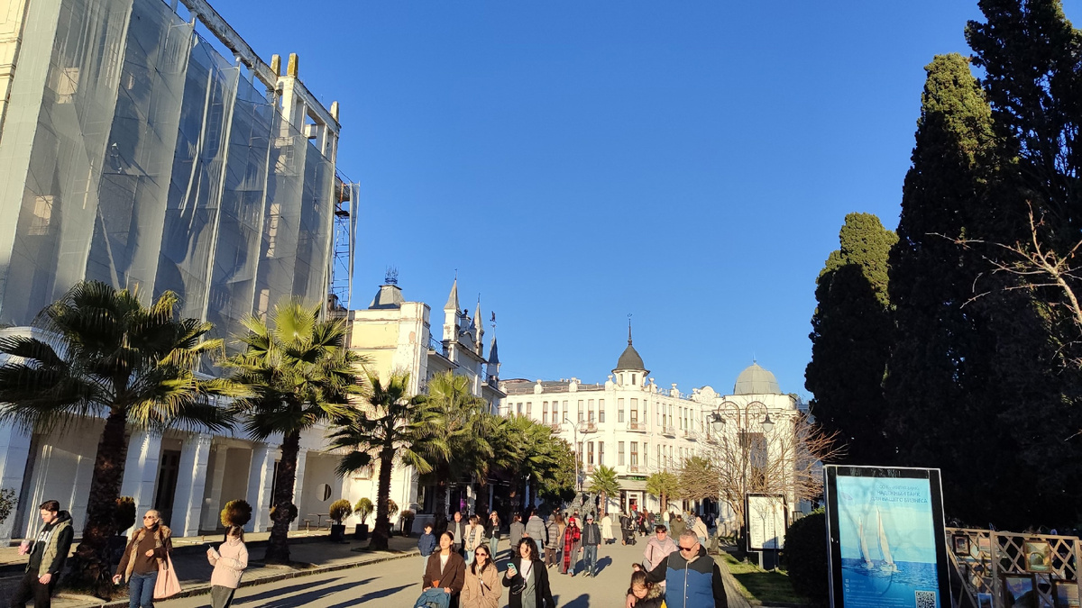 Сухум, набережная, 3 января 2025 г. Народу гуляет довольно много.