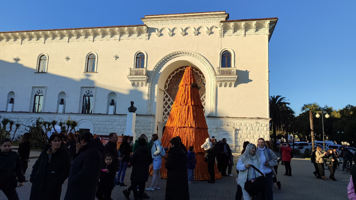 Возле мандариновой ёлки практически всегда было столпотворение.