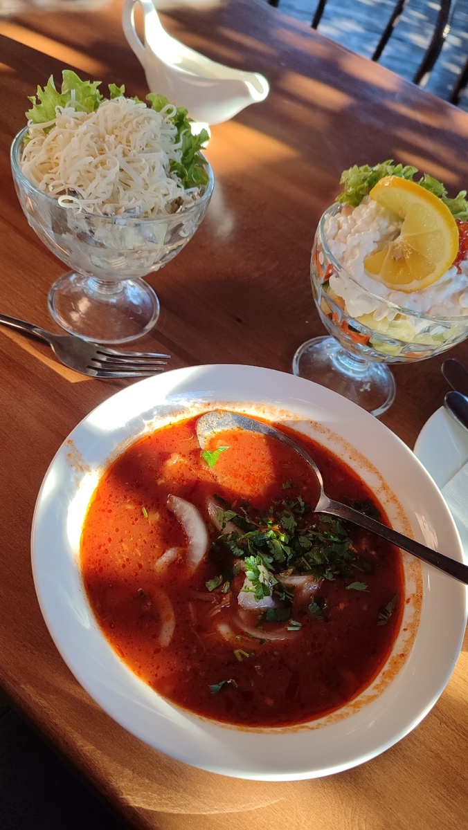 Солянка по-абхазски и салат "Немо" справа. Как назывался салат Андрея, уже не помню. Вроде грибной.