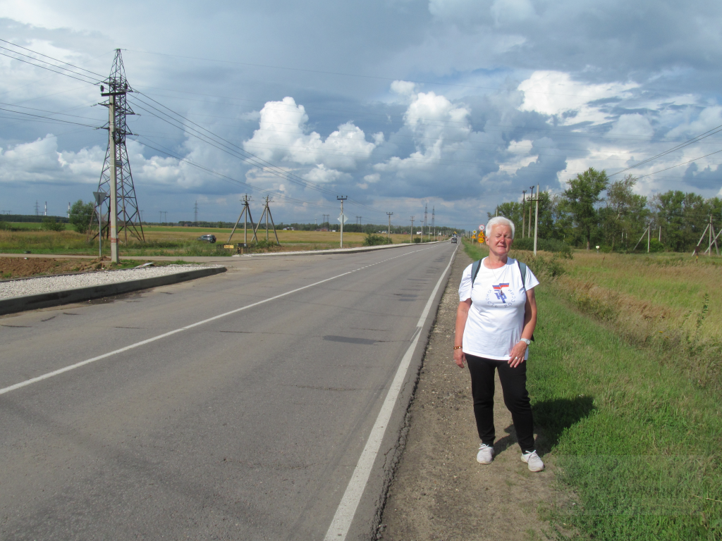 Дорога к Новосёлкам в 2024 году. На этом снимке можно сравнить обочину до (справа) и в процессе переделки её в тротуар. (слева) Фото из семейного архива