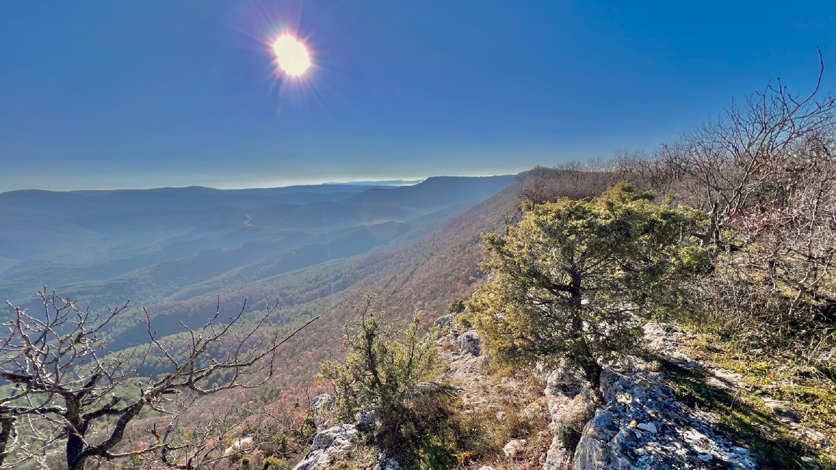 Скальный обрыв у грота Сулук-Коба