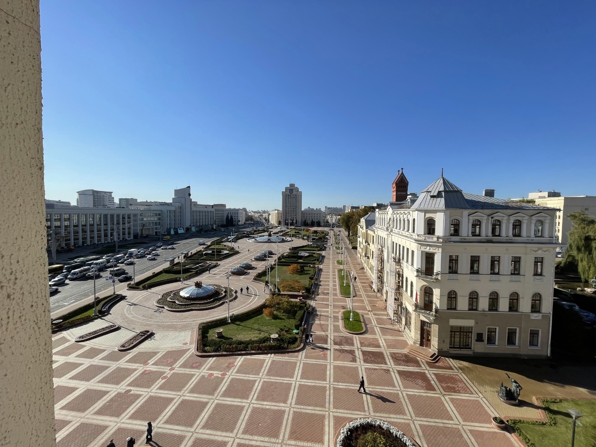 Вид из номера отеля в Минске на главную пллощадь Независимости
