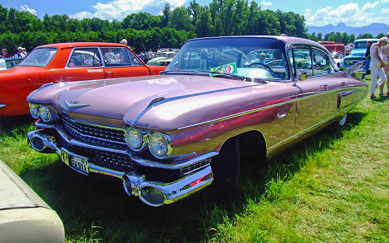 За основу дизайна был взят кабриолет Cadillac Series 62 1959 года...