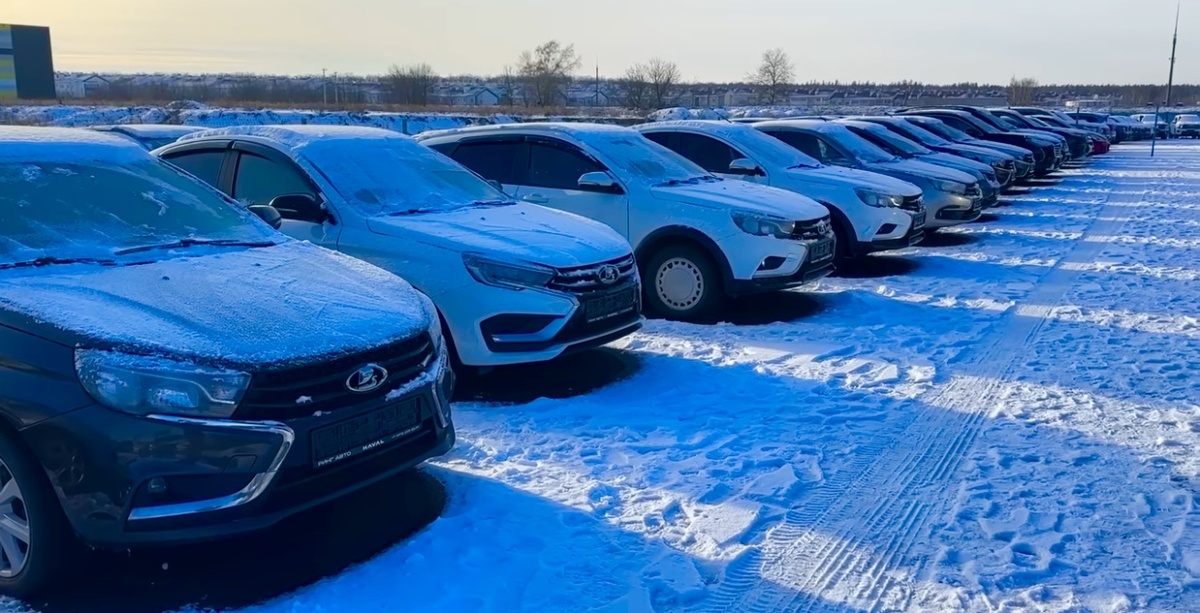 Российские дороги всё больше и больше  , заполняют китайские автомобили 🚙 , и на этом фоне , владельцы российских автомобилей начали их сдавать . Стоянки битком! Ставить не куда! Что будет с русским автопром…