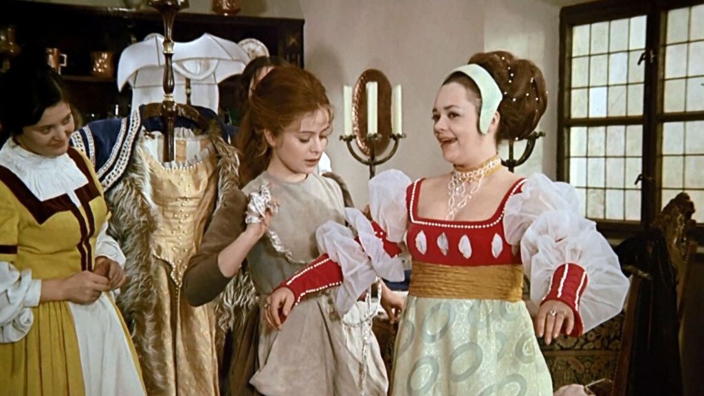 Кадр из фильма «Три орешка для Золушки», 1973 год. Доринька в бальном наряде.