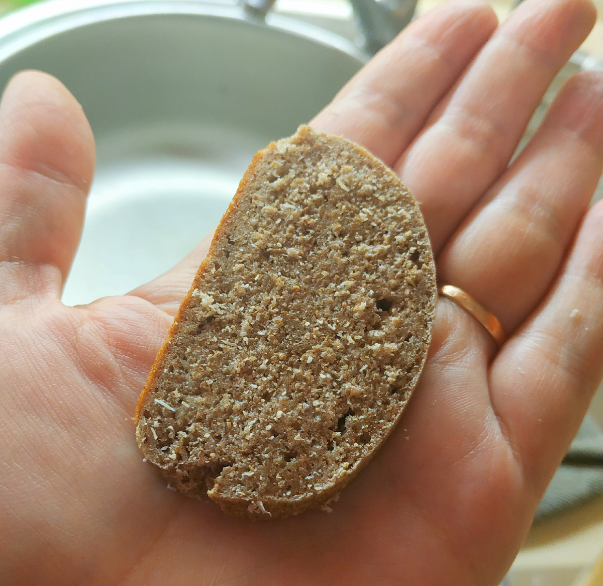 Ломоть отрубного хлеба