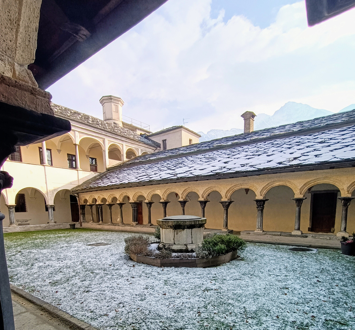 Клаустро середины 12 века .Церковь Святого Пьетро и Орсо. Аоста. Италия 