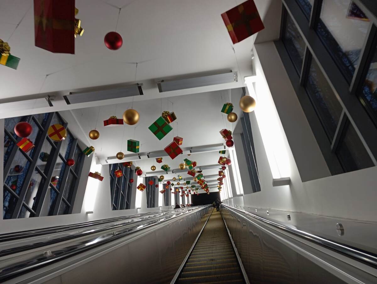 На голову сыпятся 