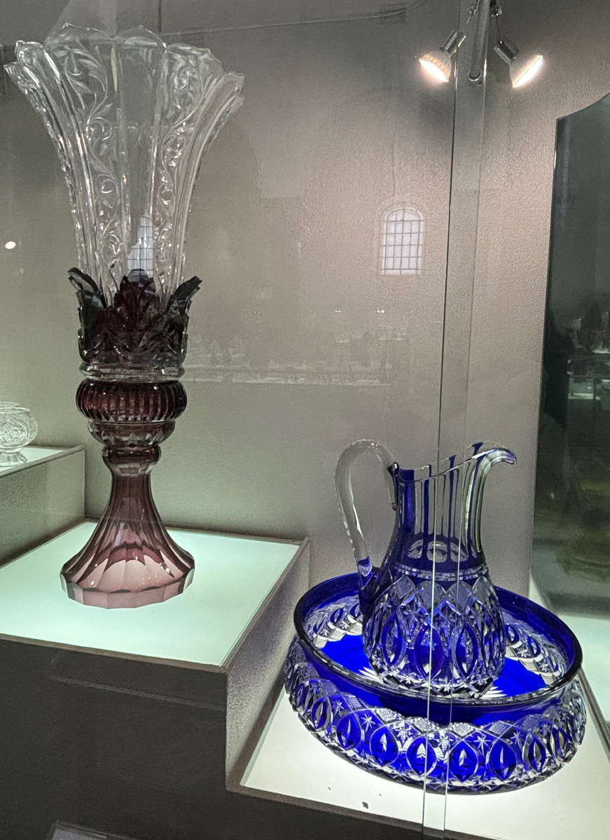 Декоративная ваза «Каменный цветок» Е.И.Рогов (хрусталь бесцветный и цветной, выдувание в форму, алмазная грань, 1950-е годы); Прибор для умывания (хрусталь с синим нацветом, выдувание в форму, алмазная грань, 1950-е)