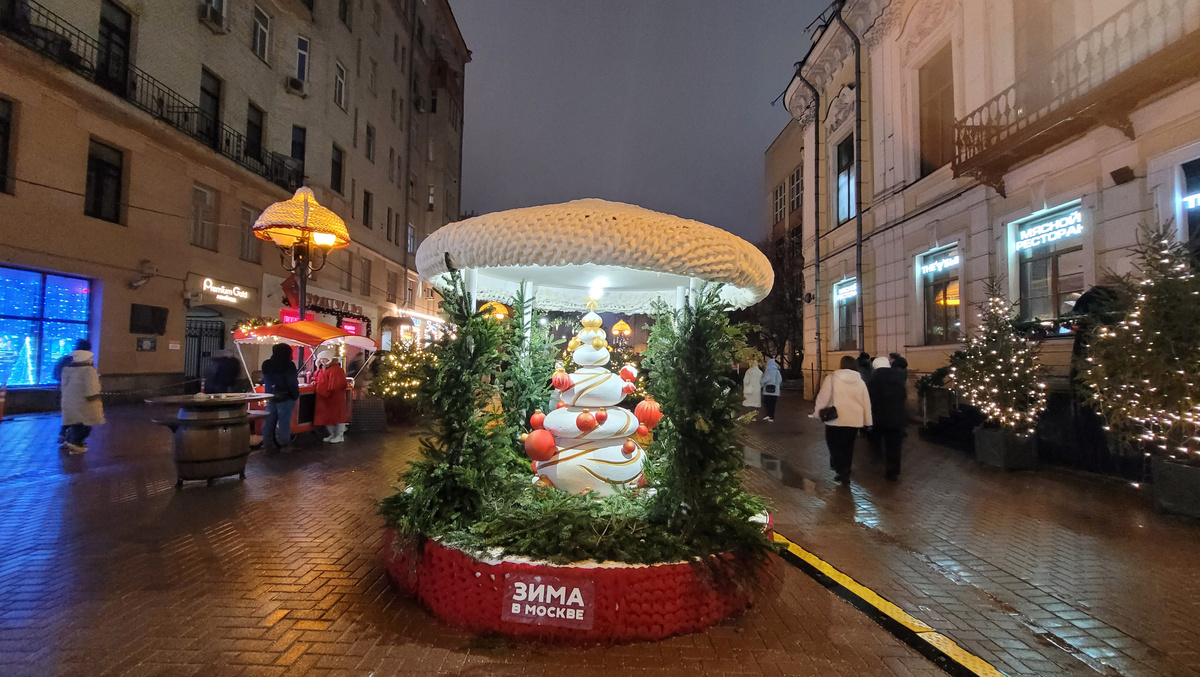 Елочки под вязанной крышей! Фото автора.