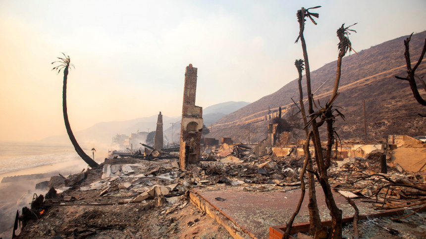 От престижных и очень дорогих домов остались кирпичные камины с трубами.  Фото из открытых источников