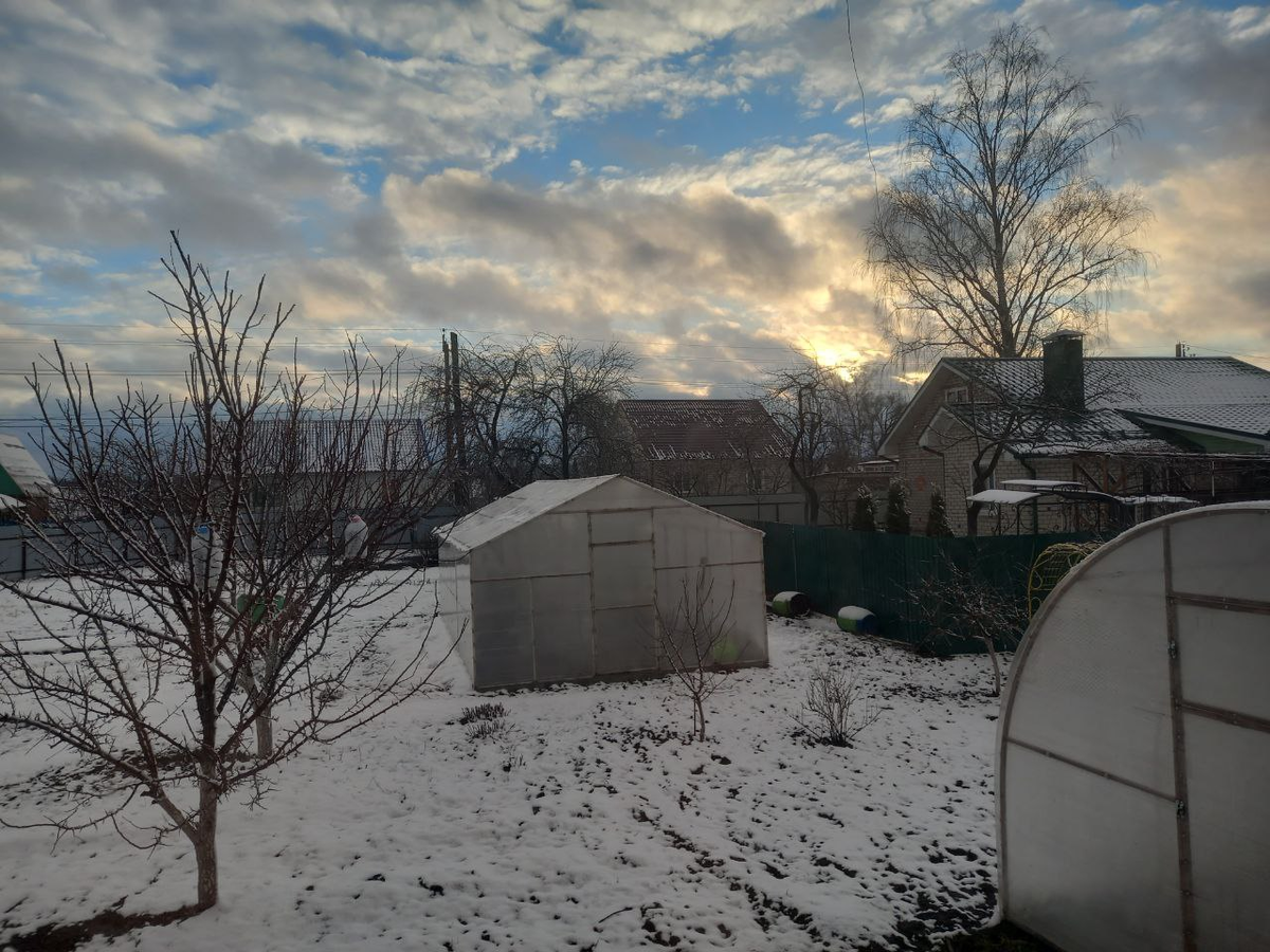 Фото автора из окна. Сначала ливень, а потом мокрый снег припорошил землю.