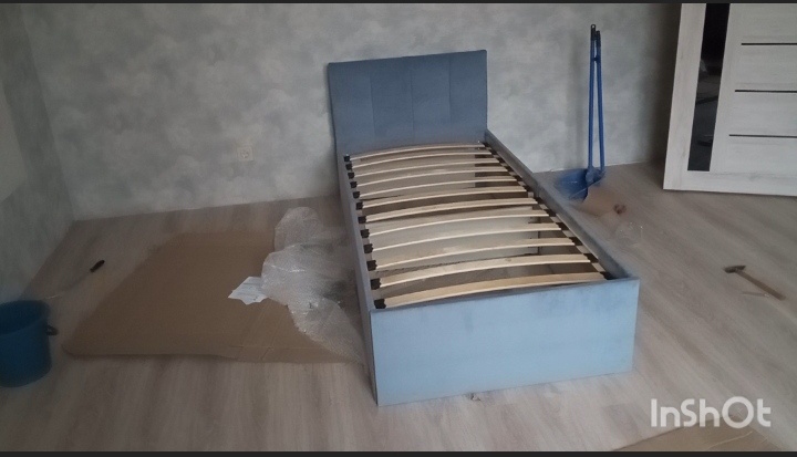 Это я одна собираю кровать в нашем съемном доме