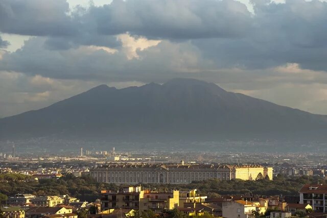    Где находится вулкан Везувий?