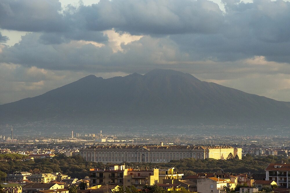    Везувий - действующий вулкан на юге Италии, примерно в 15 км от Неаполя. Фото:  www.globallookpress.com