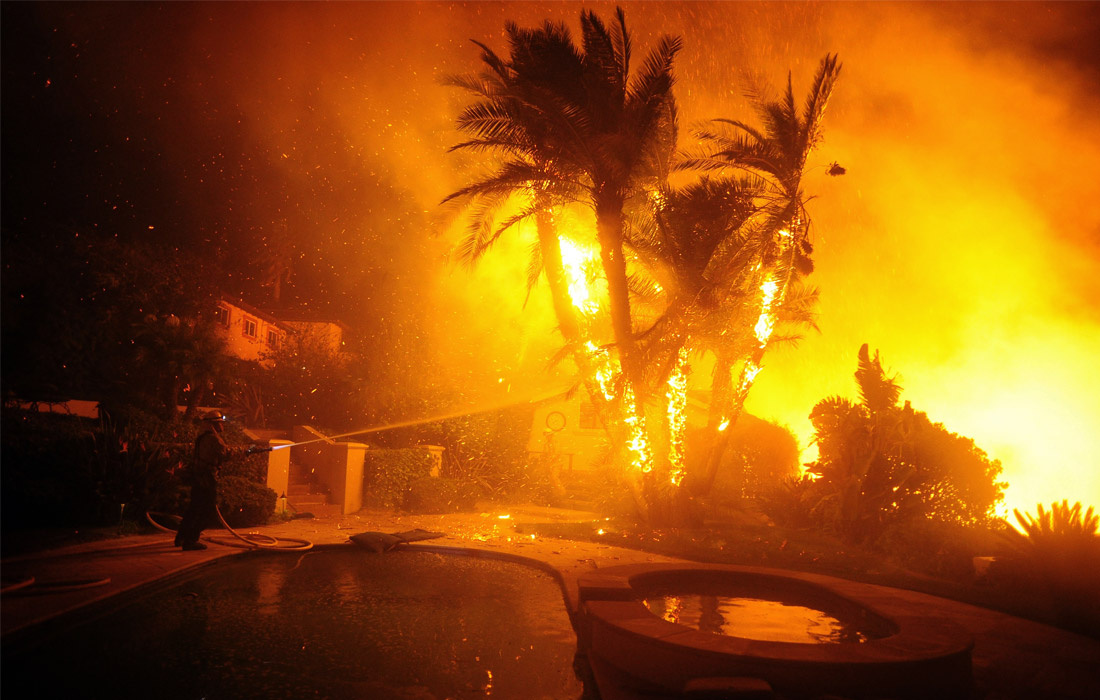 Остался, чтоб жечь напалмом...