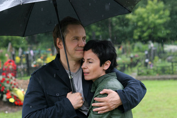   Андрей Соколов, Ирина Апексимова, кадр из фильма «Эффект домино» (2009, Кинослово)