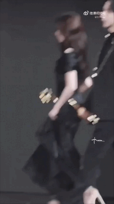 Красавица гордо несет свой прекрасный хвост!