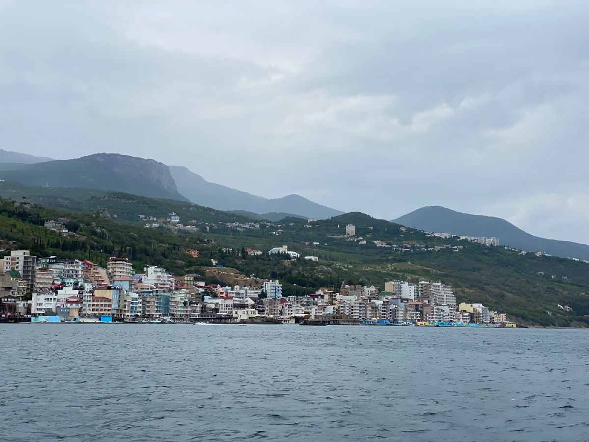 Панорама с моря посёлка отелей «Санта-Барбара» в Утёсе. Вполне себе живописное место. Издалека. 