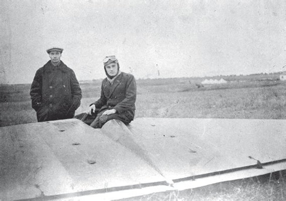 Борис Черановский и Сергей Королев у планера БиЧ-8 
