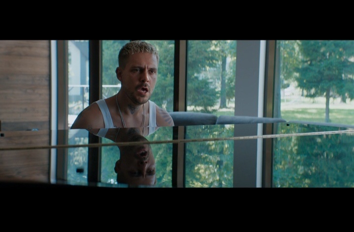 Кадры из сериала ДАЙТЕ ШОУ с Милошем Биковичем в главной роли