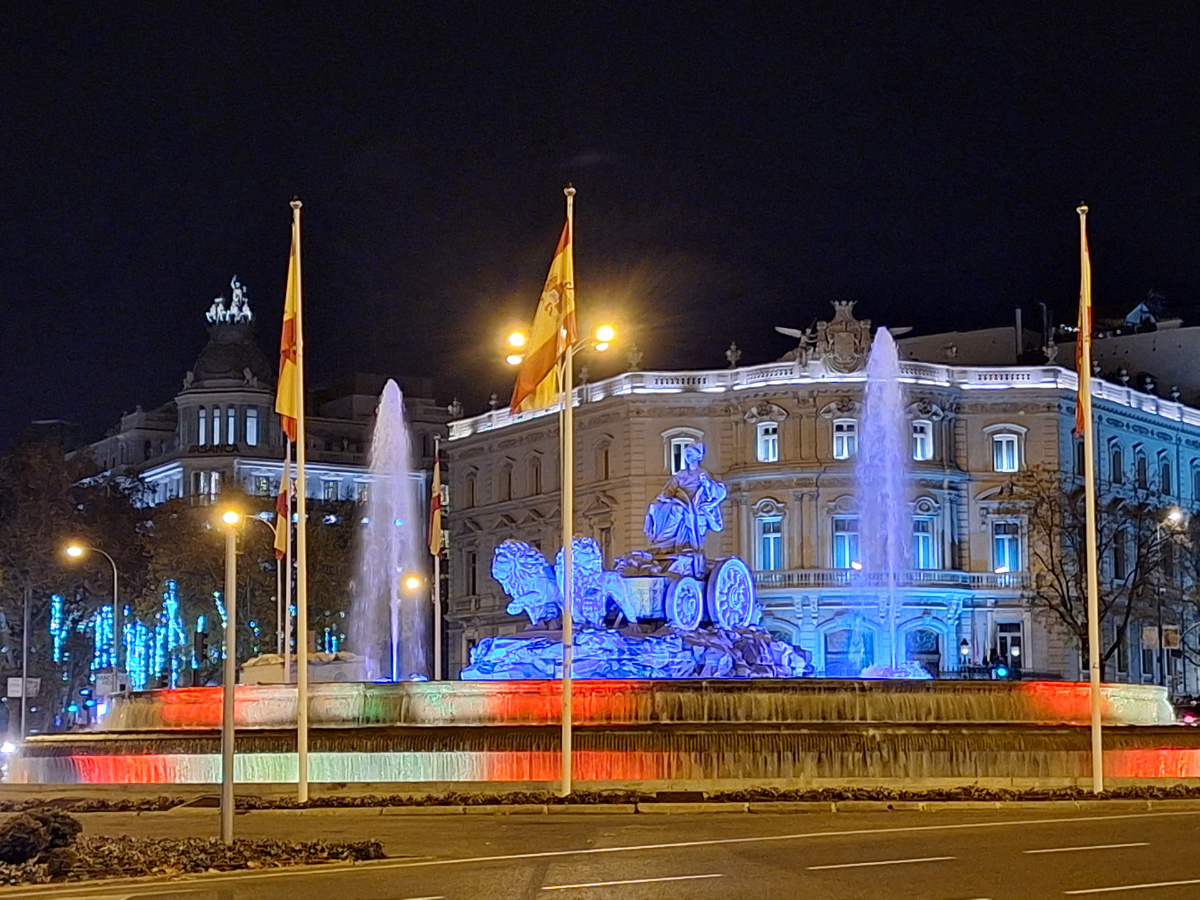Сибелес, площадь напротив здания выставочного центра