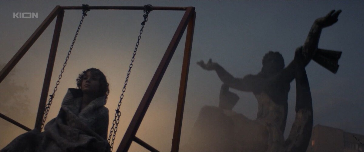 Камера Батыра Моргачёва - хороший образец того, как надо вести ручную съёмку. Впрочем, он хорош и на статичных планах.