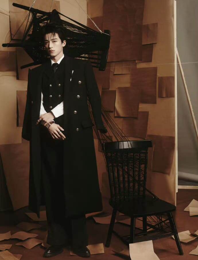 Впечатление согласитесь жутковатое - привязанные стулья, веревки, какие-то листочки и трагический герой...