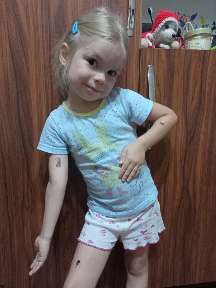 Налепили смываемые татуировки.