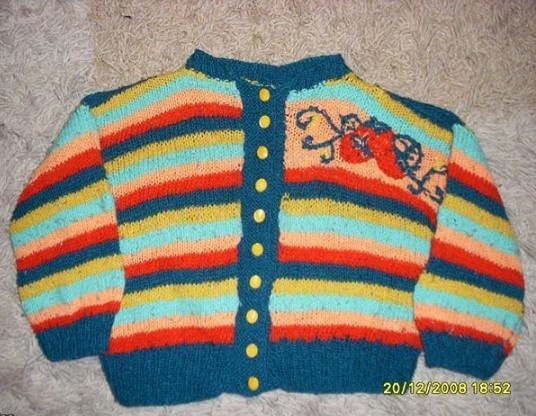 Вот этот "полосатик". вышиты клубнички) Всё та же карачаевская пряжа. Кофточка из 2001 года)