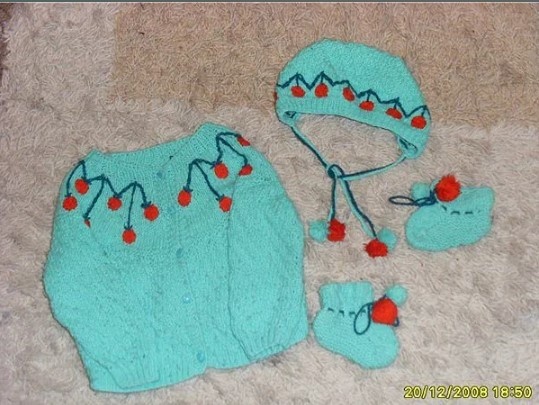 Вот этот костюмчик. Из карачаевской пряжи. Костюмчик из 2000 года) Фото делала позже, для сайта "Осинка", уже здесь в МО).