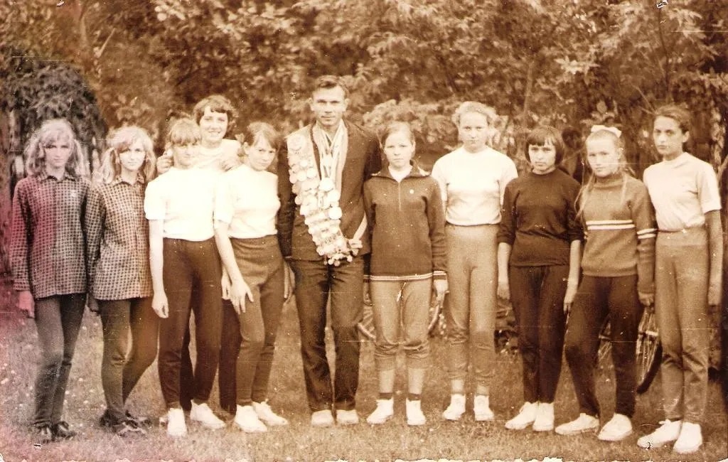    Фото из архива школы села Быстровка. Иван Дмитриевич Торопкин со своими воспитанниками