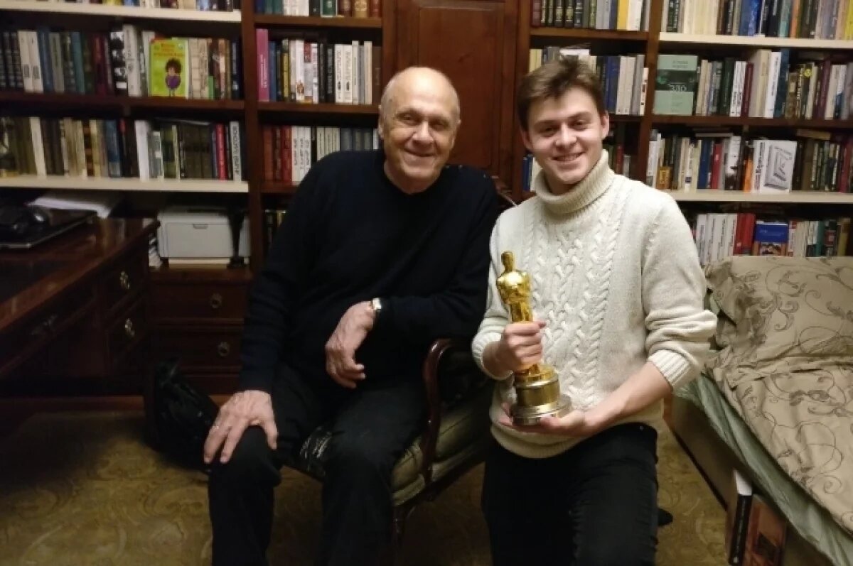    На фото – Владимир Меньшов и Станислав Пеховский дома у режиссёра. В руках молодого актёра легендарная статуэтка «Оскар» за фильм «Москва слезам не верит».