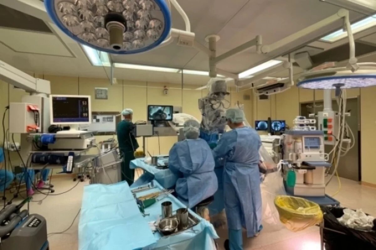    В Новосибирске хирурги помогли женщине с онемением ног и больной поясницей