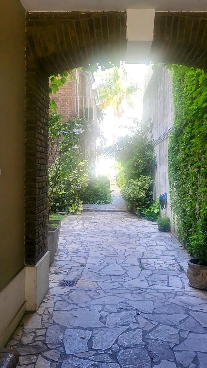 Вход во двор, к нашему дому. Очень яркое солнце, и фото засвечено(