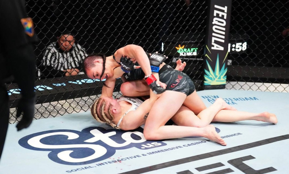    Россиянка Дудакова проиграла второй бой подряд и ударила по лицу своего тренера. Фото: UFC Russia