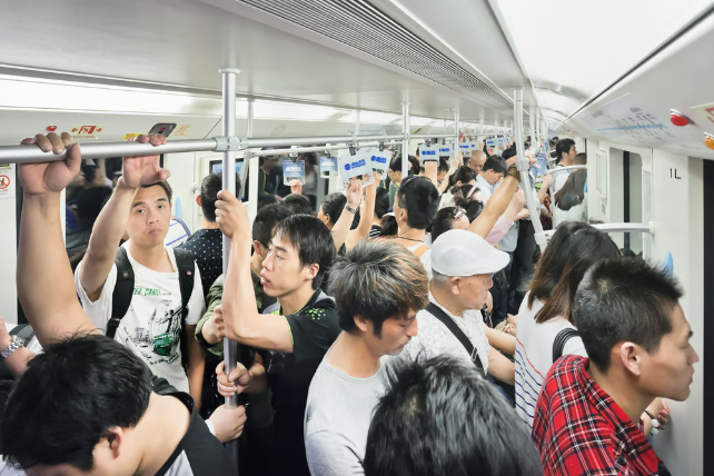 Китайское метро в час пик та еще пытка, похлеще московского