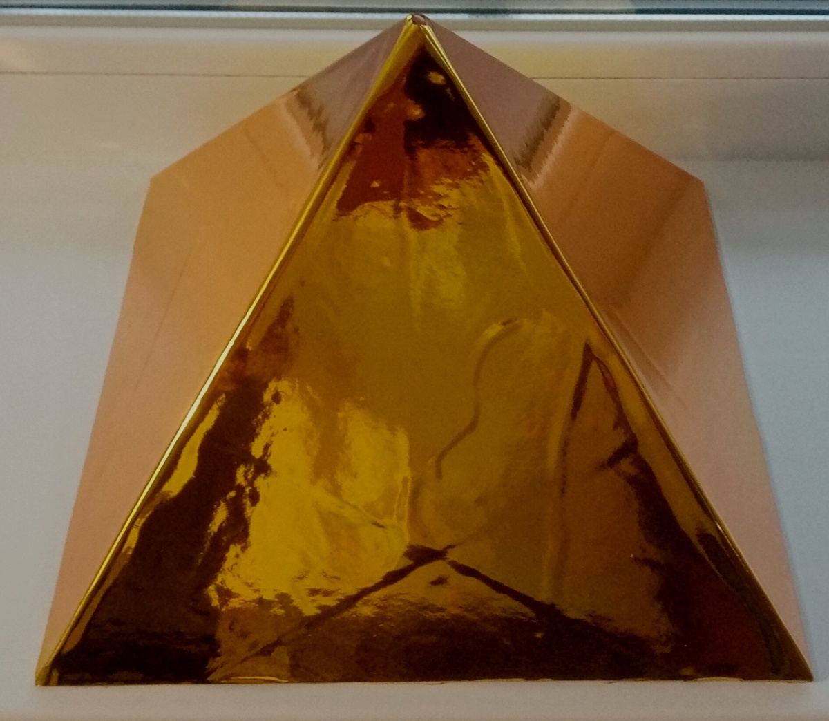 Фото автора. Домашняя пирамида на тумбочку в спальне.                                                                                                                                             