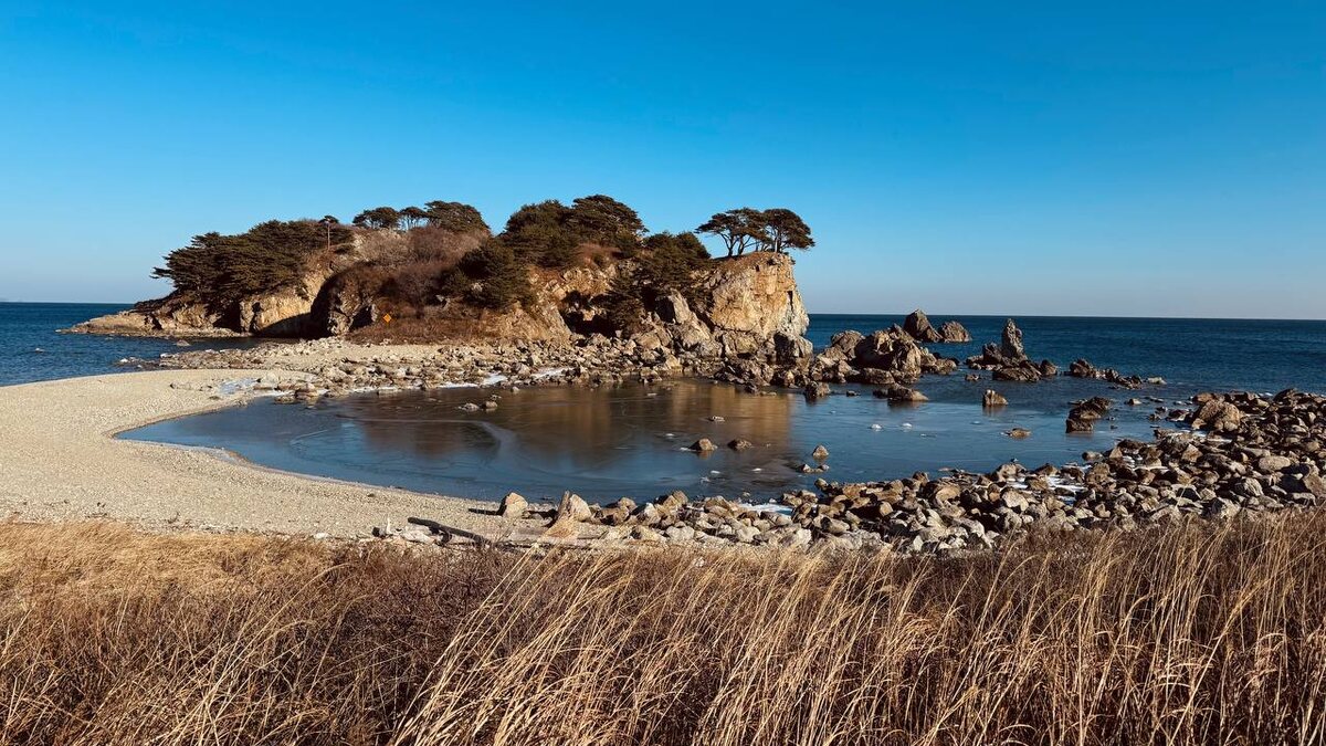 Бесснежная декабрьская пора в бухте Орлинка на полуострове Гамова