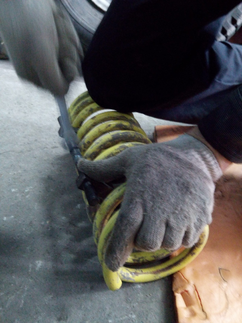 Процесс стяжки пружины