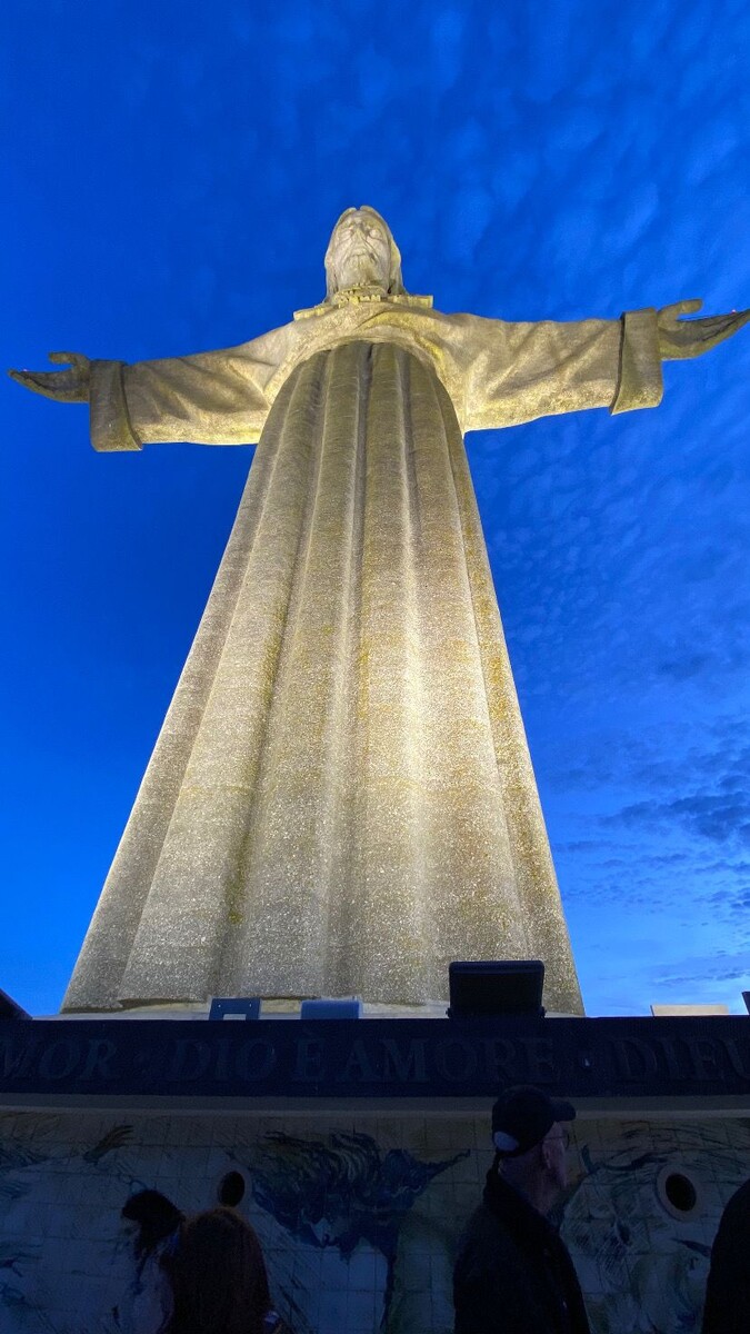 Высокий памятник Христу, с распростертыми руками, символизирует милосердие и любовь Христа ко всему человечеству.