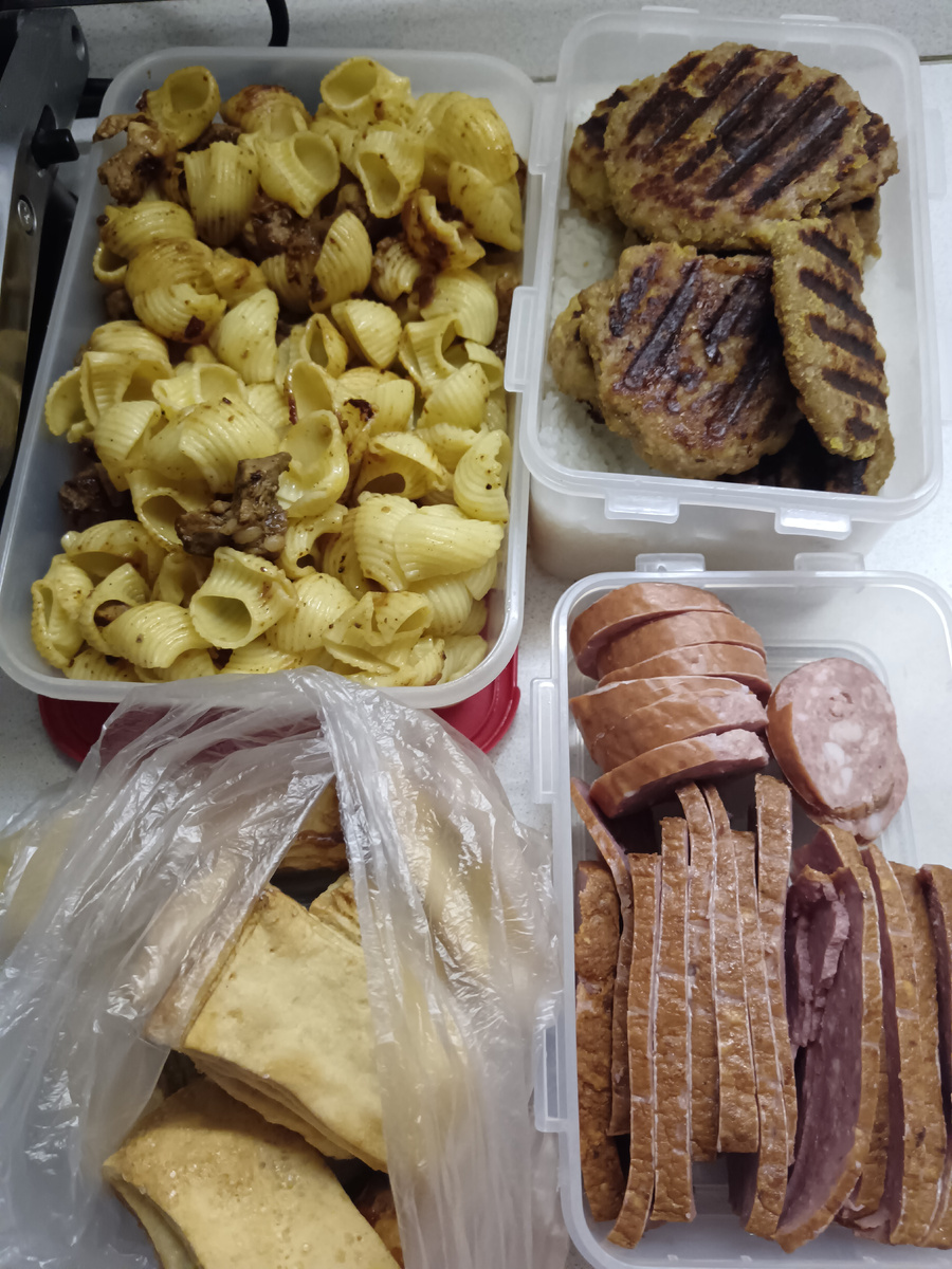 А кард не попали сырники. Пекла в духовке. Хлеб, Батон и минералка 