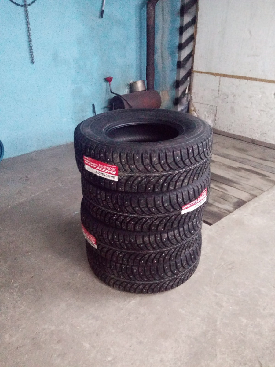 265.70R16 Bridgestone Spike-01