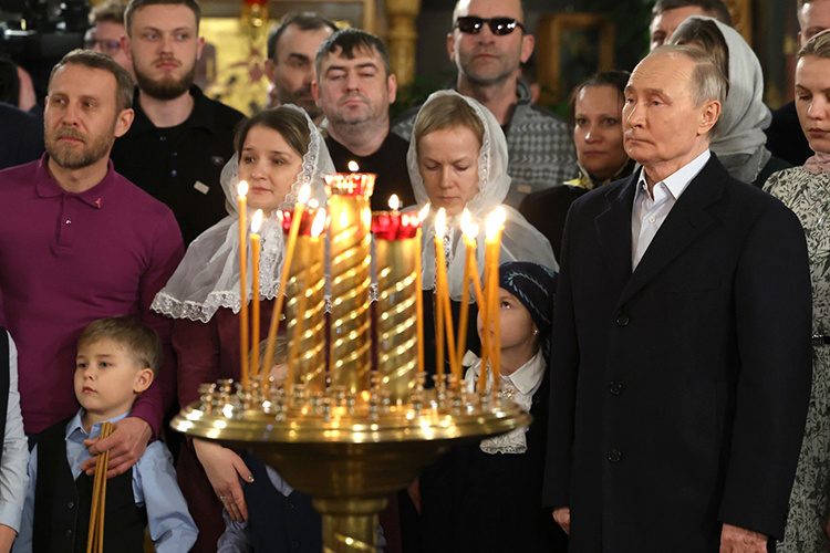    «Еще пугают Путиным своих несчастных граждан на Западе. При этом те, кто пугает, сами втайне знают, что Путин — добрый, милосердный, воцерковленный человек, который не желает никому зла».   
Фото: www.kremlin.ru