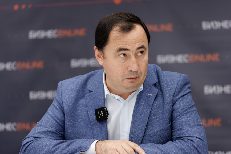    Айрат Ситдиков: «Есть упоминание времени правления Узбека: «На местах захоронения своих великих предков поставил он мавзолеи». Вероятнее всего, над захоронениями своих предков, правителей, которые связаны с Улусом Джучи, он и поставил эти мавзолеи».   
Фото: Сергей Елагин