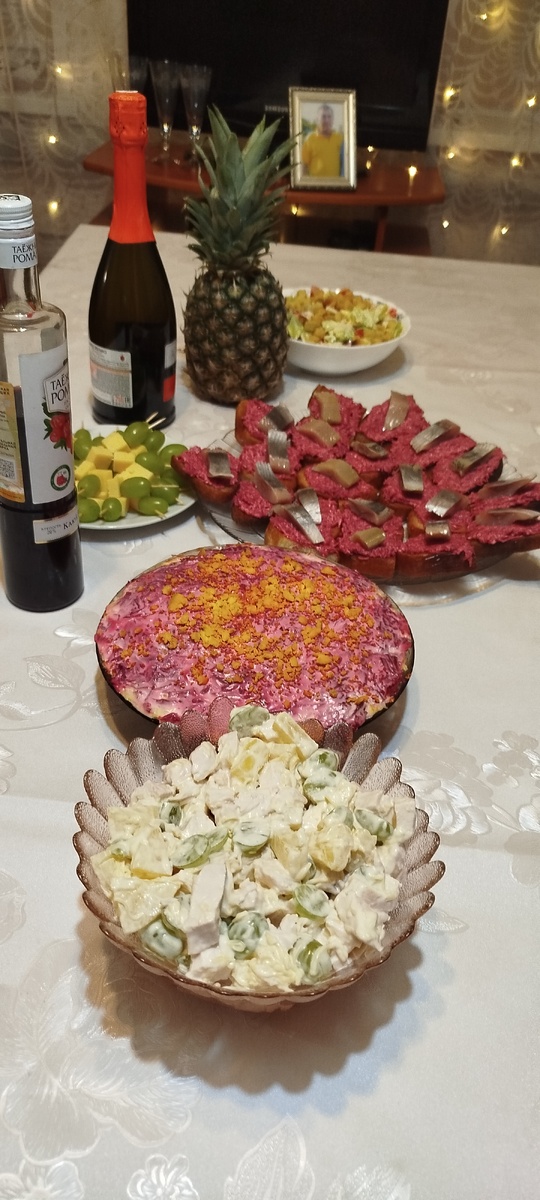 Стол был без изысков