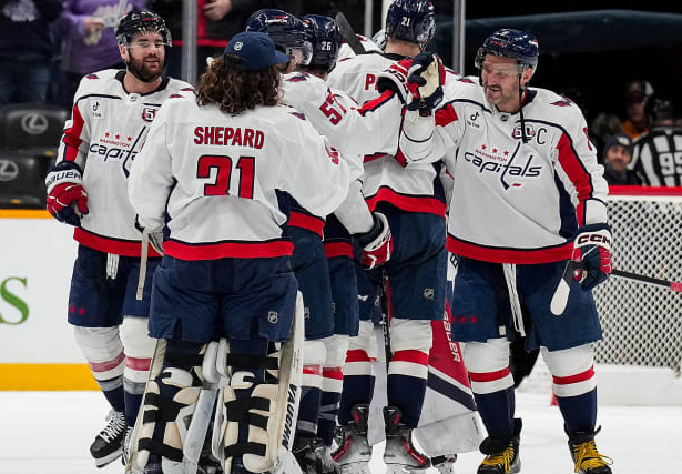 Александр Овечкин принимает поздравления с очередным голом. Фото: НХЛ