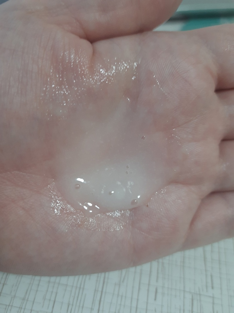 Консистенция мояго крема. Видно, что жидкий